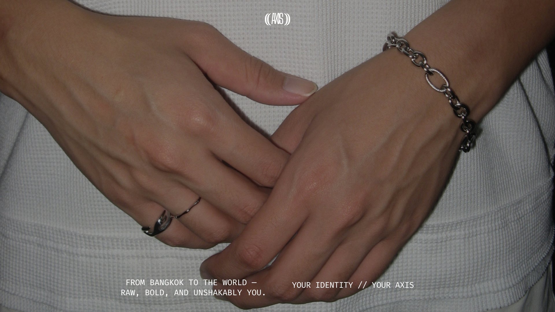 Twist Bracelet V2 กับ Flare Ring บนมือ