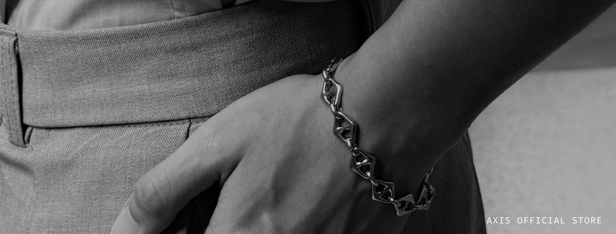 Lattice Bracelet บนข้อมือ ภาพขาวดำ
